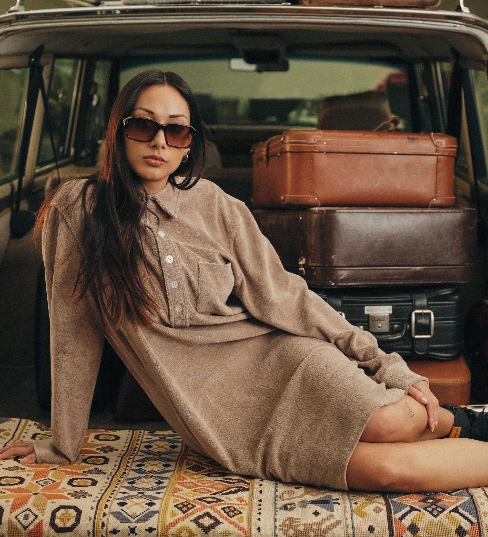 Light brown kaftan in terry toweling fabric. With half button closure and one chest pocket